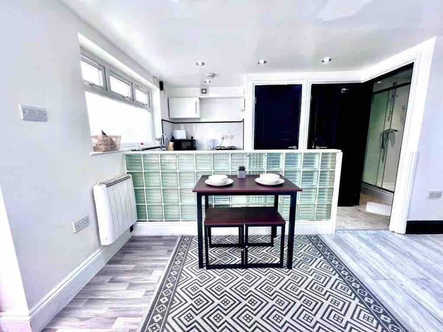 Studio Apartment In Londra Esterno foto